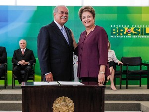 Presidente Dilma Rousseff dá posse ao novo ministro dos Transportes, César Borges, no Palácio do Planalto (Foto: Roberto Stuckert Filho/PR)