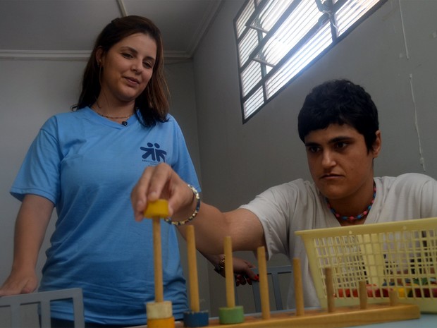 Bruna Nobre com Karina Moreira, de 30 anos, em associação de autistas em Ribeirão Preto (Foto: Rodolfo Tiengo/ G1)