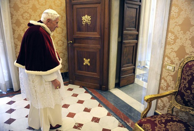 Bento XVI deixa audiência com o presidente romeno no Vaticano (Foto: Reuters)