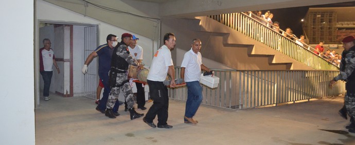 Torcedor do Auto Esporte cai em fosso do Estádio Almeidão em jogo do Campeonato Paraibano 2014 (Foto: Hévilla Wanderley / GloboEsporte.com/pb) Torcedor do Auto Esporte cai em fosso do Estádio Almeidão em jogo do Campeonato Paraibano 2014 (Foto: Hévilla Wanderley / GloboEsporte.com/pb)