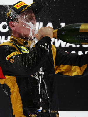 Kimi Raikkonen se esbaldada de champanhe no alto do pódio do GP de Abu Dhabi (Foto: Getty Images)