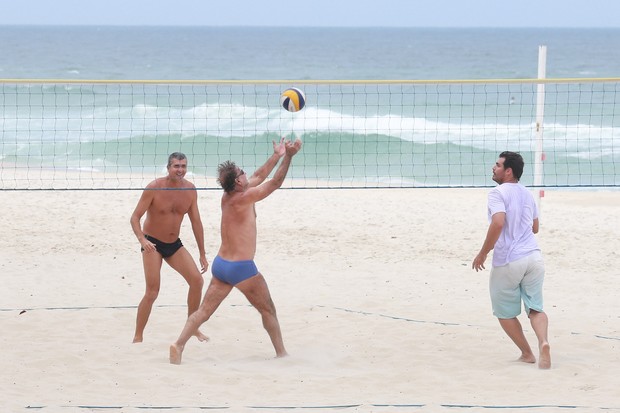 Thiago Lacerda jogando vôlei na praia (Foto: Dilson Silva / Agnews)