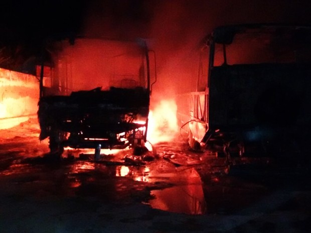 Ônibus escolares foram incendiados em Governador Dix-Sept Rosado (Foto: PM/Divulgação)