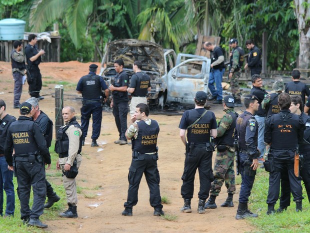 Policia faz pericia em veiculo queimado (Foto: Taísa Arruda/G1) Policia faz pericia em veiculo queimado (Foto: Taísa Arruda/G1)