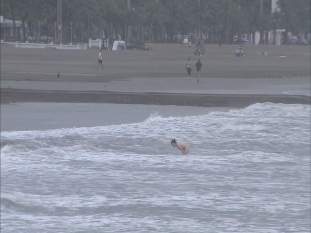 Mulher entra nua no mar em São Vicente, SP (Foto: Reprodução/TV Tribuna)