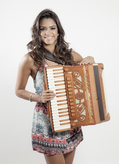 Cantora, compositora, multi-instrumentista e agora atriz, Lucy Alves é destaque na TV e nos palcos (Foto: Divulgação)