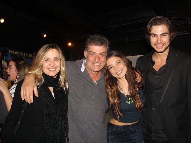 Silvana, Giuseppe Oristanio, Julia Oristanio e Rafael Vitti em estreia de peça na Zona Oeste do Rio (Foto: Rogerio Fidalgo/ Ag. News)