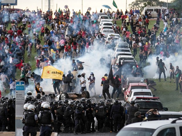 Manifestantes e policiais entram em confronto durante uma manifestação contra a PEC 55, que limita os gastos públicos para os próximos 20 anos, em frente ao Congresso Nacional em Brasília (Foto: Fabio Pozzebom/Agência Brasil)