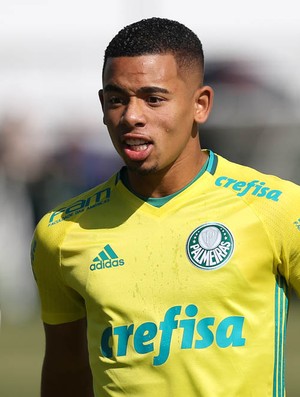 Cada vez mais cobiçado, Gabriel Jesus se aproxima de Ronaldo Fenômeno