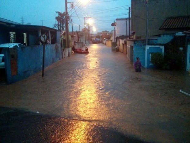 Moradores da Vila Máximo tentam recuperar prejuízos da enchente em Itapetininga (Foto: Cláudio Nascimento/TV TEM)