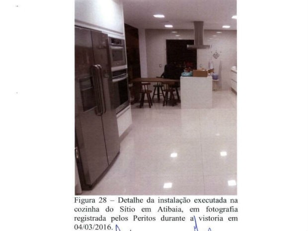 Peritos destacam obra em cozinha do Sítio Santa Bárbara (Foto: Reprodução) Peritos destacam obra em cozinha do Sítio Santa Bárbara (Foto: Reprodução)
