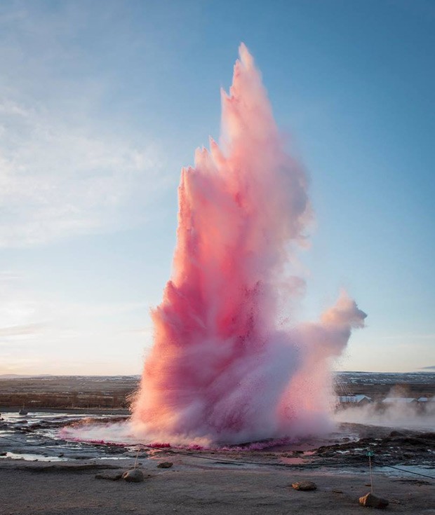 Momento em que gêiser entrou em erupção com água cor-de-rosa (Foto: Reprodução/Facebook/Marco Evaristti)