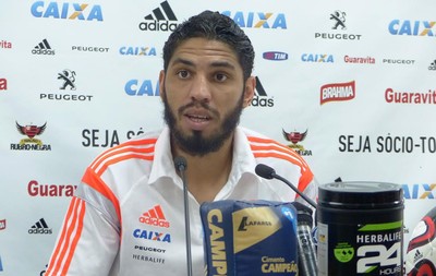Wallace, coletiva Flamengo (Foto: Marcelo Barone) Wallace, coletiva Flamengo (Foto: Marcelo Barone)