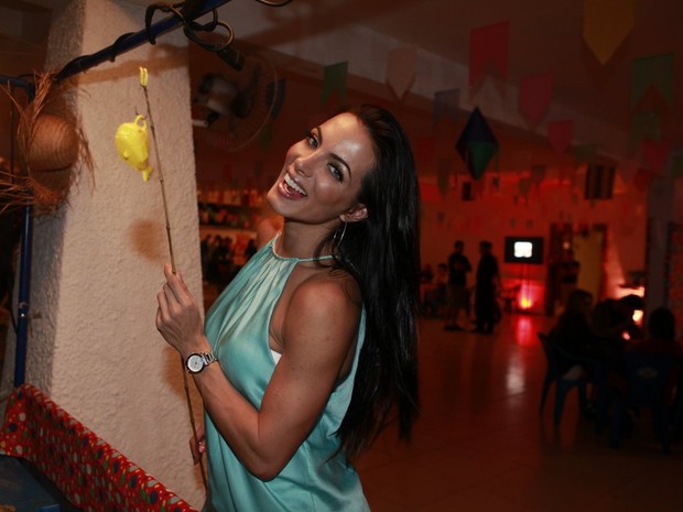 Carla Prata em festa julina no Rio (Foto: Isac Luz/ EGO)