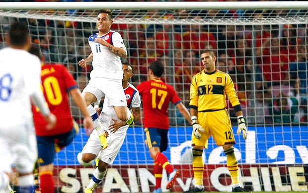 Vargas comemora gol do Chile contra a Espanha (Foto: Agência Reuters)