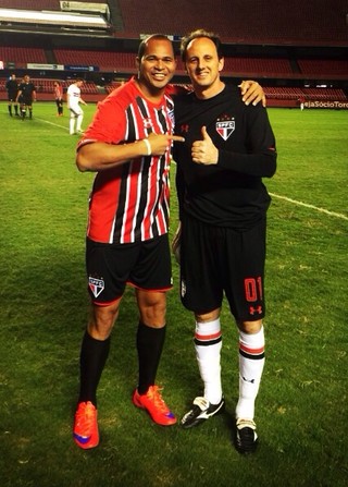 Aloísio Chulapa tira foto com o patrão Rogério Ceni em evento no Morumbi (Foto: Reprodução/Instagram)