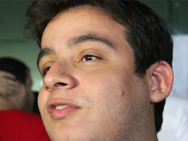 Olhos marejados revelam emoção de Yago Brandão por ter passado no vestibular (Foto: Marcos Dantas/G1)