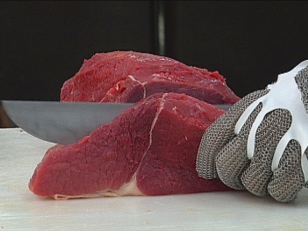 Cortar a carne contrário as fibras deixa ela mais macia (Foto: Reprodução/TV TEM)