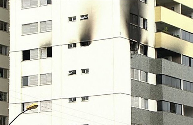 Incêndio destrói apartamento na Avenida T-1, em Goiânia (Foto: Reprodução/TV Anhanguera)