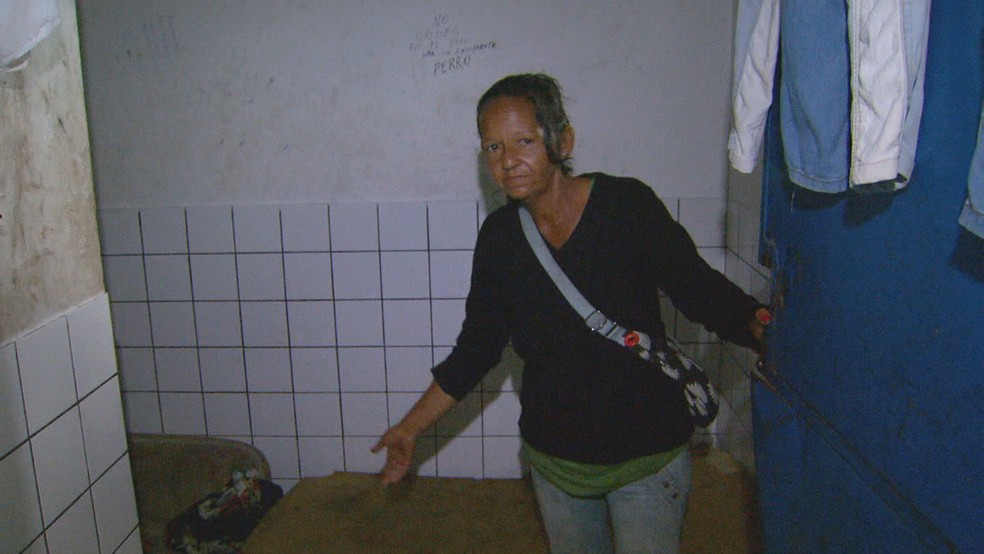 Maribel Mendoza mostra os colch&otilde;es improvisados onde vive com a fam&iacute;lia e outras 45 pessoas no centro comercial de Pacaraima, ao Norte de Roraima (Foto: Reprodu&ccedil;ão/Rede Amaz&ocirc;nica Roraima)