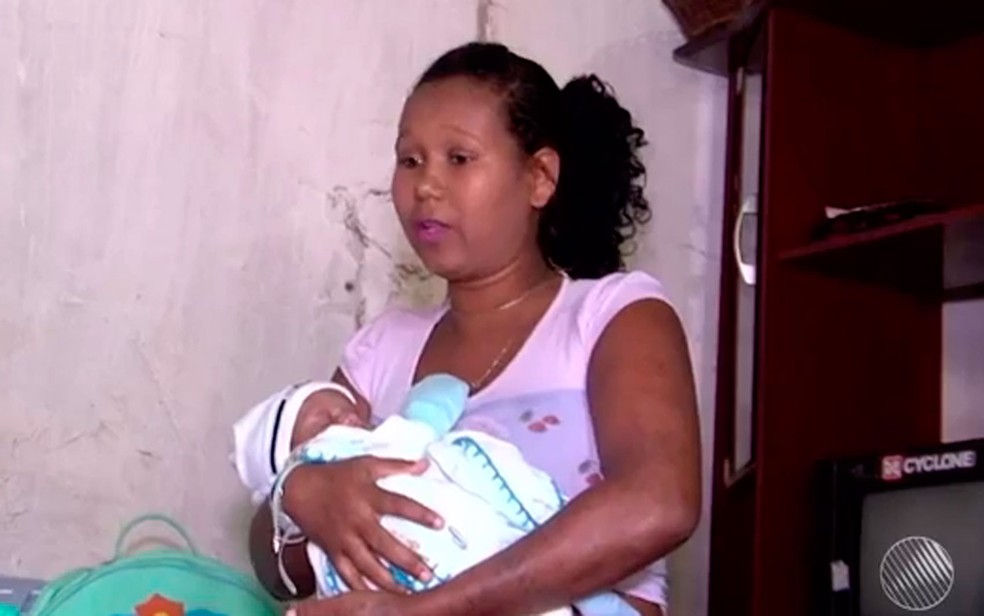Dona de casa alega sumiço de filho gêmeo (Foto: Reprodução/TV Santa Cruz)