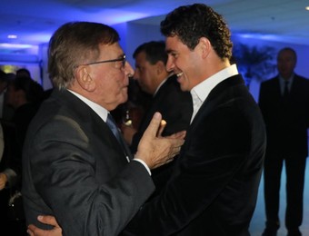 Fábio Koff conversa com Giuliano durante a cerimônia (Foto: Lucas Rizzatti/GloboEsporte.com)