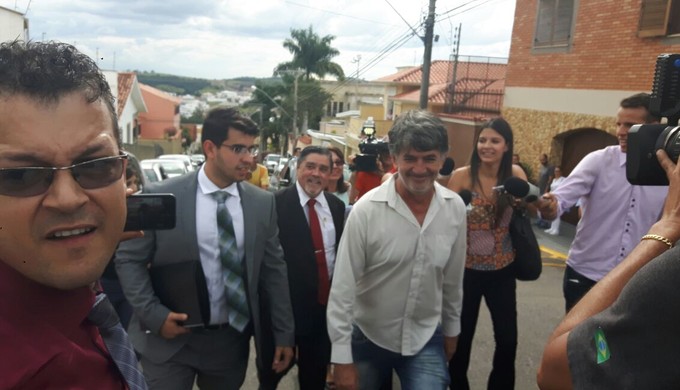Diretor do Boa Esporte, Rildo Moraes e advogado de Bruno, Lúcio Adolfo, chegam ao Fórum em Varginha (Foto: Régis Melo)