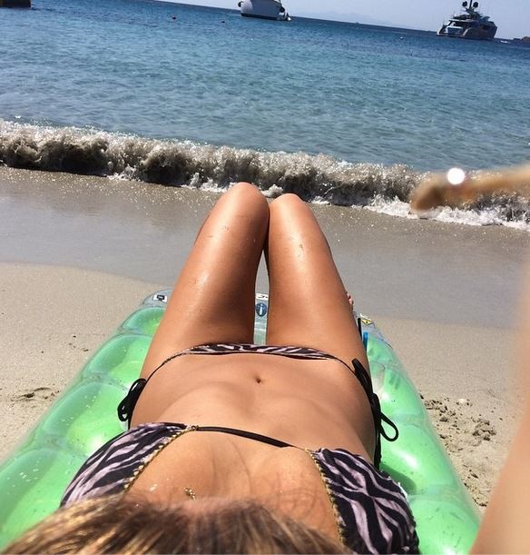 Bar Refaeli mostra corpão em praia paradisíaca (Foto: Reprodução/Instagram)