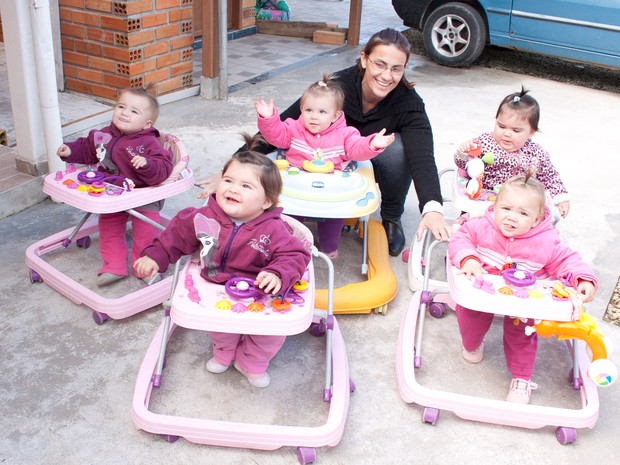 Com 8 meses irmãs usavam andador  (Foto: Sidneia Daufemback Batista/Arquivo pessoal)