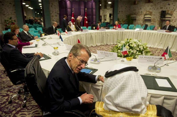 Os ministros de Relações Exteriores Giluio Terzi, da Itália (esq.), e Khaled Al-Jarallah, do Qatar, falam em conferência sobre a Síria em Instabul nesta quarta-feira (6) (Foto: Reuters)