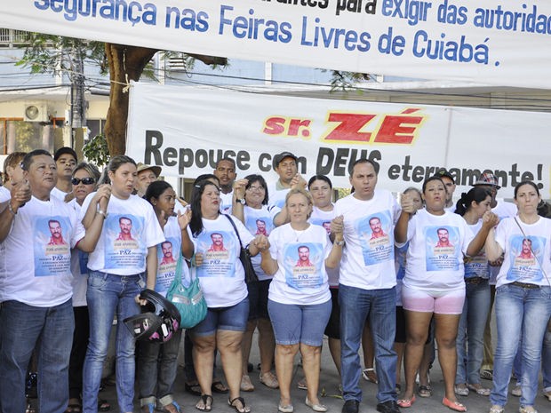 Manifestantes protestaram em praça no Centro de Cuiabá (Foto: Rayane Alves/ G1)