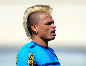 O 'mestre dos penteados', Fabio Ferreira do Botafogo (Foto: Fabio Castro / Agif)