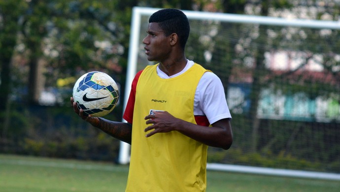 Matheus Reis treino São Paulo (Foto: Marcelo Prado)