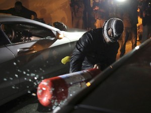 Carros depredados após ato do MPL (Foto: REUTERS/Nacho Doce)