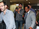 Gerard Butler desembarca em São Paulo cercado por seguranças