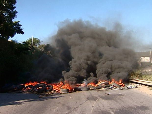 Manifestantes colocaram fogo na rodovia. (Foto: Reprodução/TV Gazeta)