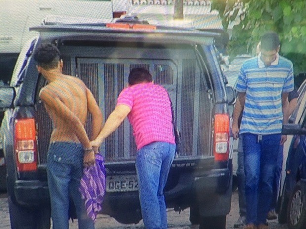 Dois dos quatro suspeitos foram presos durante confronto com a PM na Praça das Flores, na Zona Leste de Natal (Foto: Reprodução/Inter TV Cabugi)