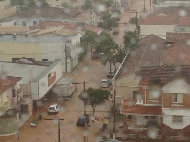 Alguns imóveis foram invadidos pela água da chuva (Foto: Hilton Antunes Fileti / VC no G1)