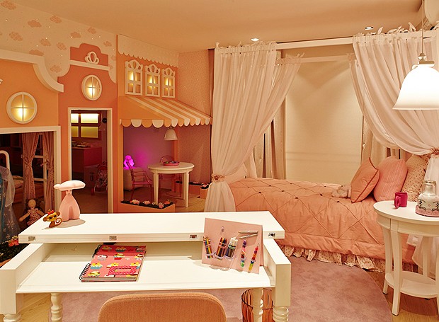 O quarto da filha de Paulinho, com um dossel em cima da cama, criando um ambiente bem delicado, digno de uma princesa! (Foto: Victor Affaro)