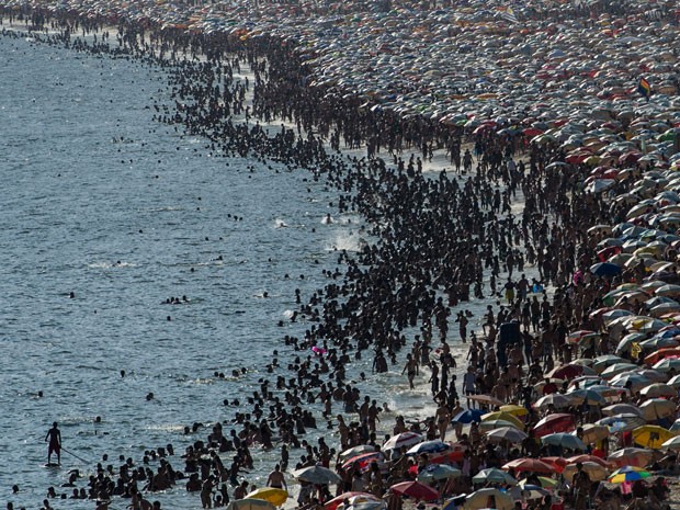 Calor leva uma multidão às praias do Rio (foto de 9/1/2014) (Foto: Yasuyoshi Chiba/AFP)