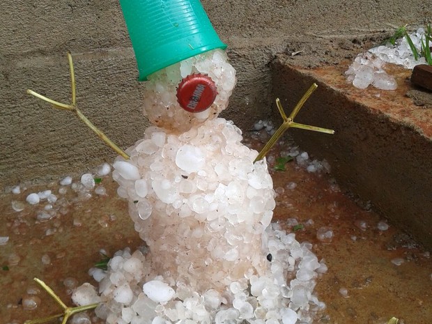 Moradora faz boneco com pedras de gelo que caíram em Monte Belo (MG) (Foto: Terezinha Lourdes)