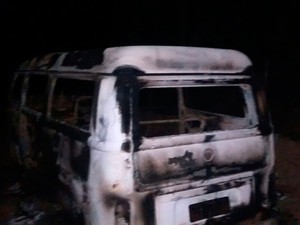 Veículo foi incendiado na noite desta quarta-feira (23). (Foto: Arquivo Pessoal)