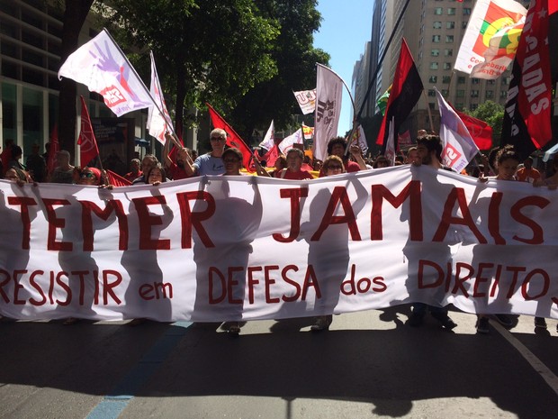 Em torno de 12h, manifestantes caminhavam na Avenida Rio Branco em direção ao Palácio Capanema (Foto: Gabriel Barreira / G1)