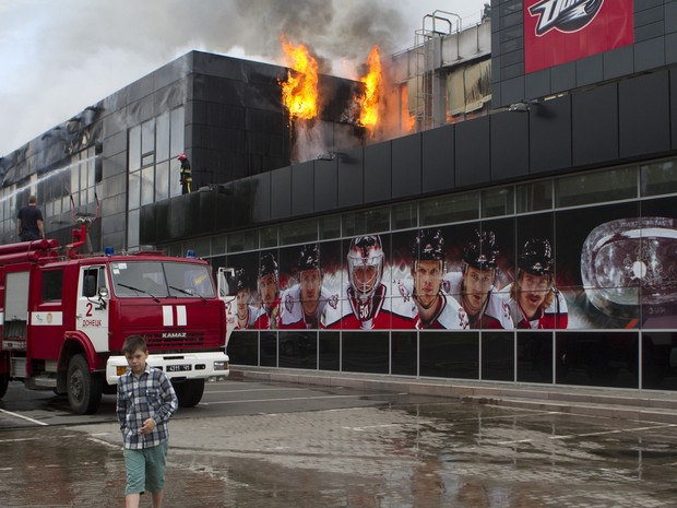 Grupo armado invadiu a arena de esportes &#39;Druzhba&#39;, local de origem do clube de hóquei no gelo Donbass em Donetsk e ateou fogo, bombeiros trabalham para apagar o fogo no local (Foto: Reuters)