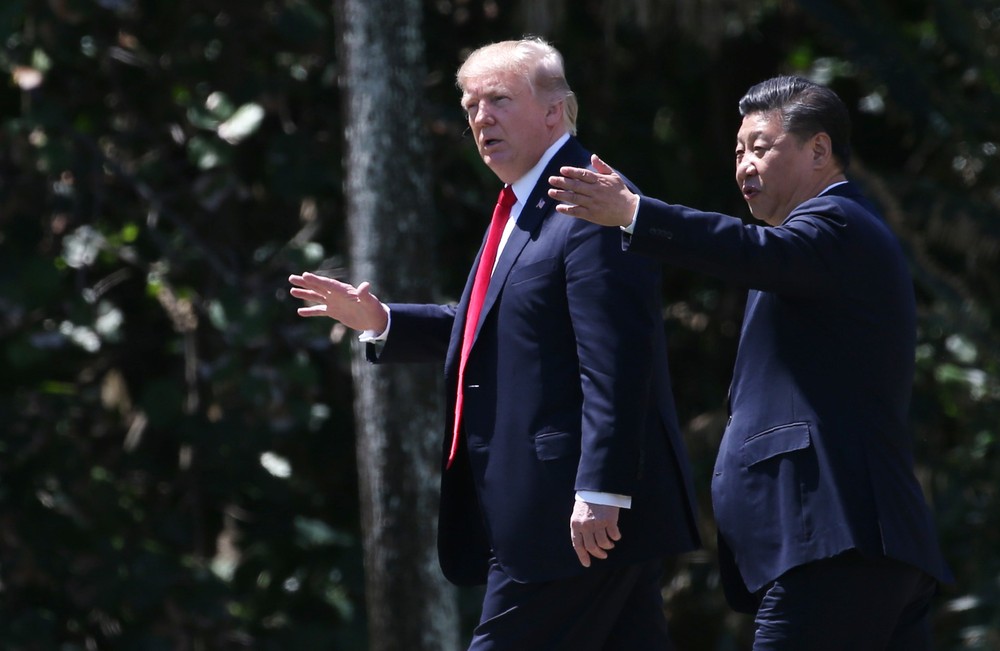 O presidente dos EUA Donald Trump e o presidente da China Xi Jinping caminham após uma reunião em Palm Beach, na Flórida, nos EUA (Foto: Carlos Barria/Reuters)