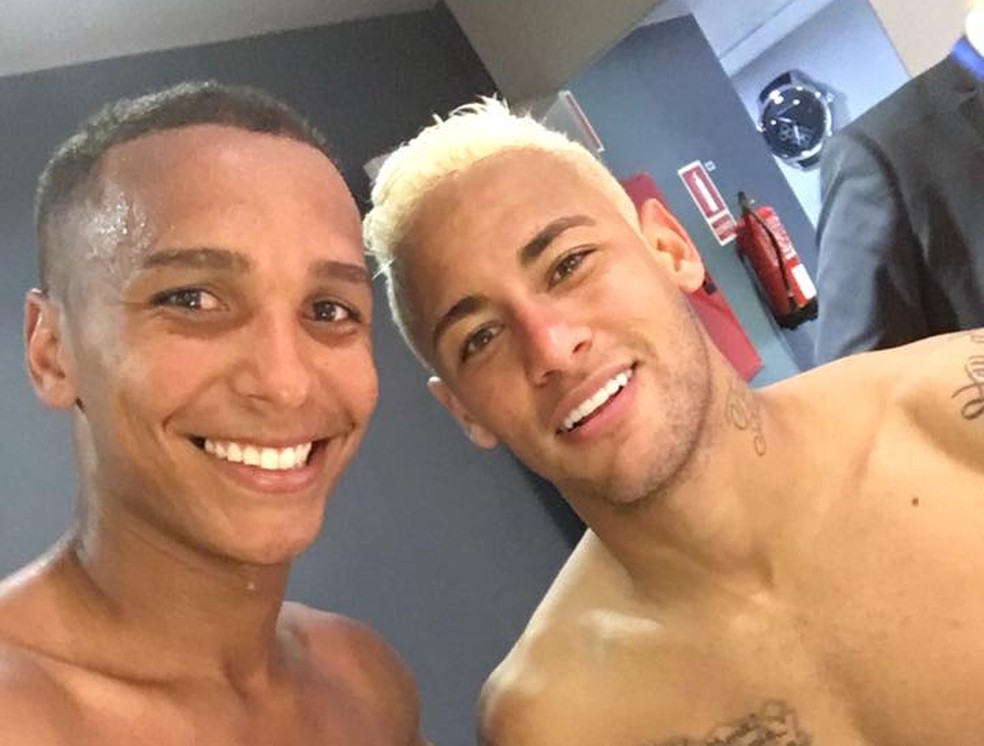 Deyverson e Neymar após um confronto entre eles pelo Campeonato Espanhol (Foto: Reprodução)