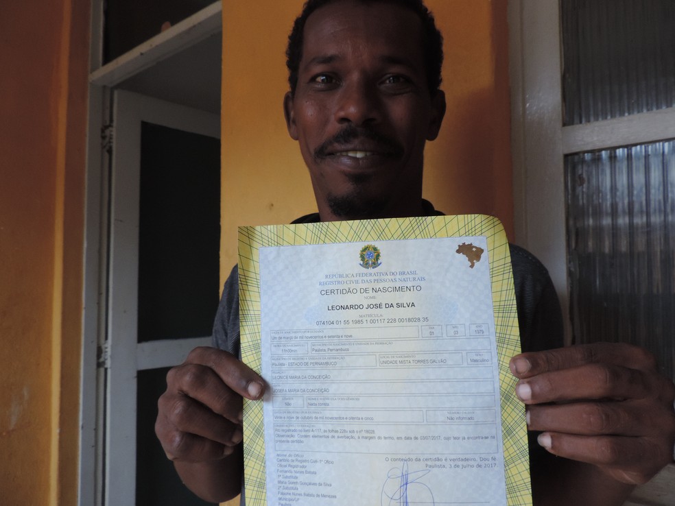 Leonardo conseguiu emitir uma nova certidão de nascimento e aguarda a nova via da identidade (Foto: Marina Meireles/G1)