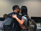 Belo e Gracyanne Barbosa trocam beijos em aeroporto