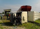 Caminhão é arrastado por trem e motorista fica ferido em Guarujá, SP (Alexandre da Silva / VC no G1)
