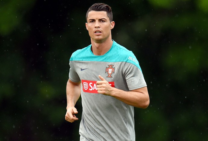 Cristiano Ronaldo no treino de Portugal (Foto: AFP)